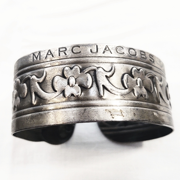Designer Marc Jacobs Wide Silver Floral Cuff Bracelet - Picture 6 of 7